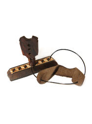 Flat guitar capo Conde Hermanos media luna peg and pouch